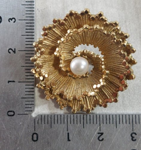 Ancienne broche, en métal doré et perles, Amerikaner AD Andreas Daub