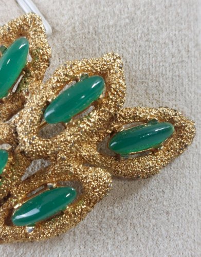 Ancienne broche, en métal doré et résine, Carven