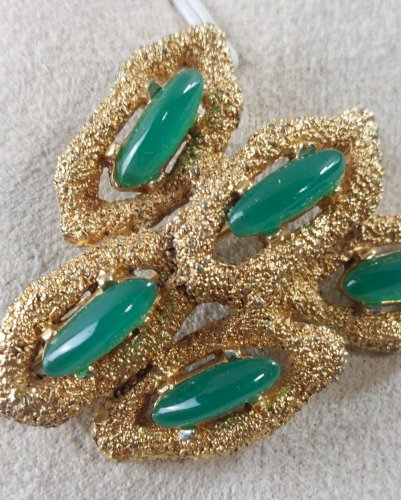 Ancienne broche, en métal doré et résine, Carven