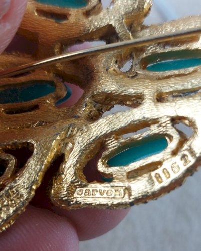 Ancienne broche, en métal doré et résine, Carven