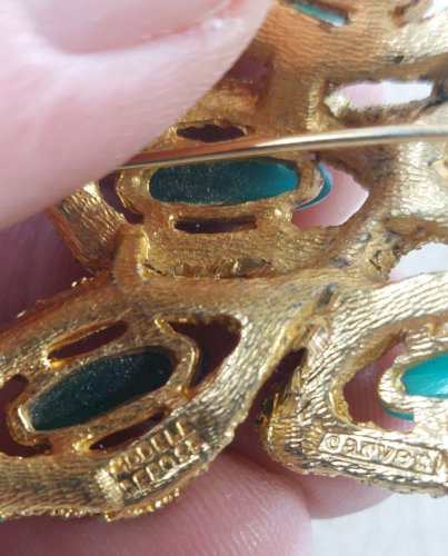 Ancienne broche, en métal doré et résine, Carven