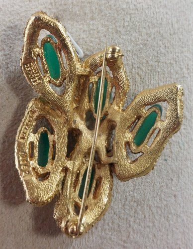 Ancienne broche, en métal doré et résine, Carven