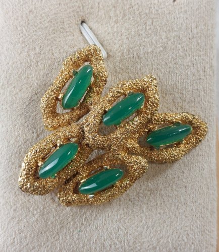 Ancienne broche, en métal doré et résine, Carven