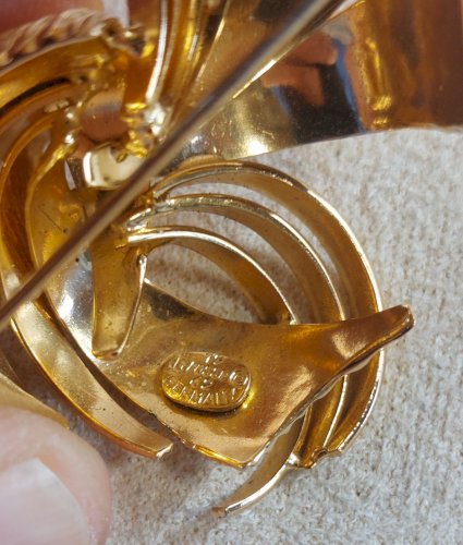 Ancienne broche, en métal doré, Henkel Grossé 1962, Dior