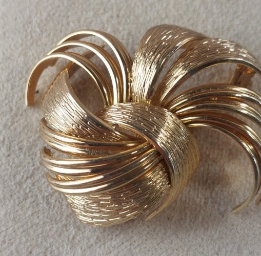 Ancienne broche, en métal doré, Henkel Grossé 1962, Dior
