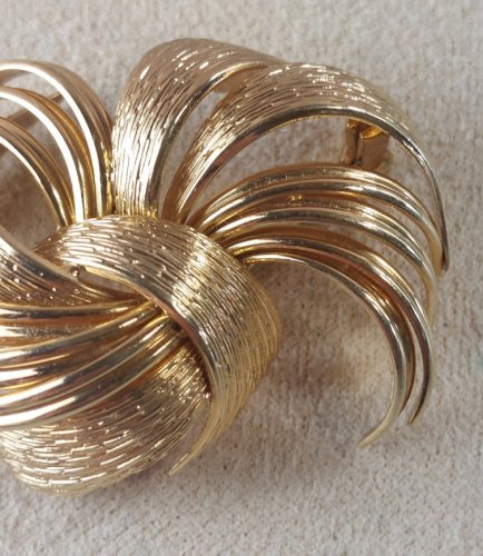 Ancienne broche, en métal doré, Henkel Grossé 1962, Dior