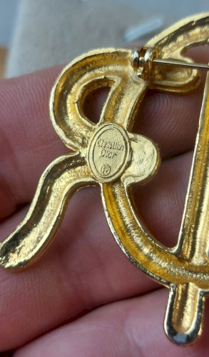 Ancienne broche en métal doré, logo Dior ^