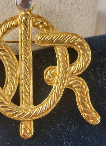 Ancienne broche en métal doré, logo Dior ^