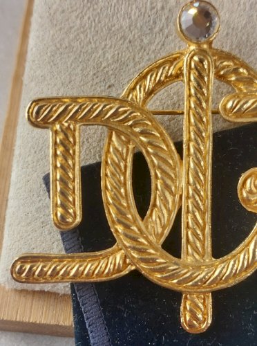 Ancienne broche en métal doré, logo Dior ^