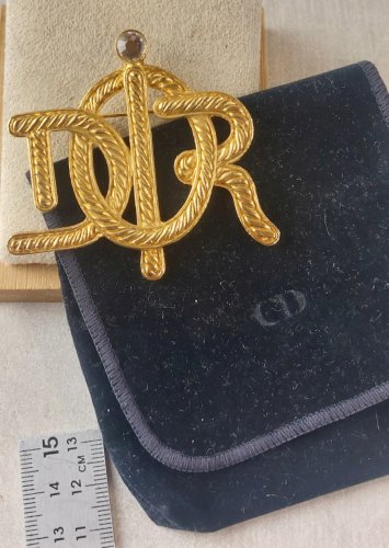 Ancienne broche en métal doré, logo Dior ^