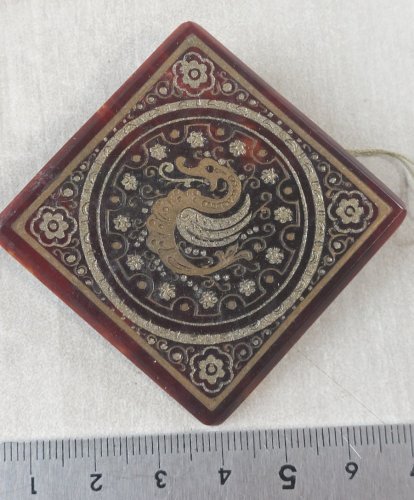 Ancienne broche, Feng Shui dragon, en plastique