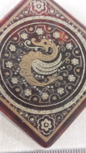 Ancienne broche, Feng Shui dragon, en plastique