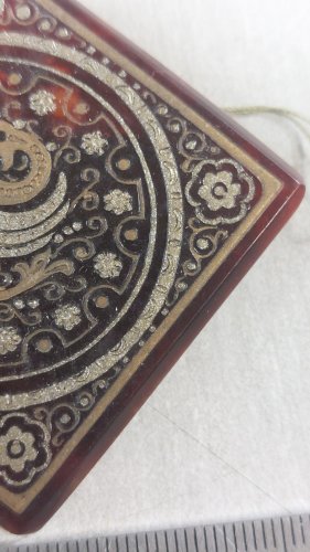 Ancienne broche, Feng Shui dragon, en plastique