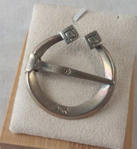 Ancienne broche fibule, en métal argenté