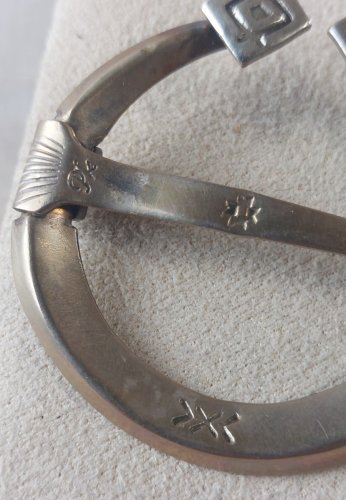 Ancienne broche fibule, en métal argenté