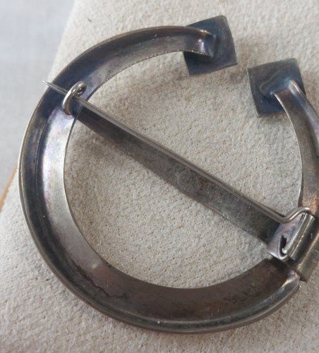 Ancienne broche fibule, en métal argenté