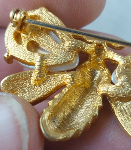 Ancienne broche, forme abeille, perle et strass, en métal doré