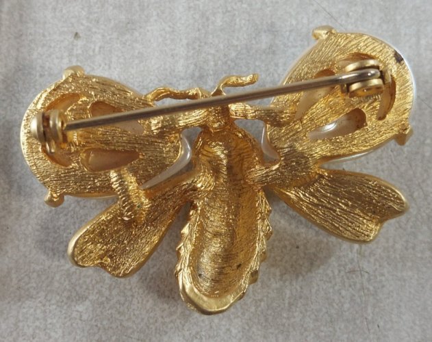 Ancienne broche, forme abeille, perle et strass, en métal doré