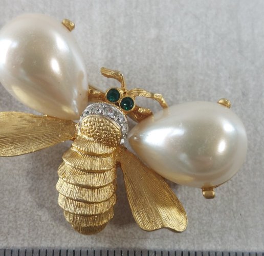Ancienne broche, forme abeille, perle et strass, en métal doré