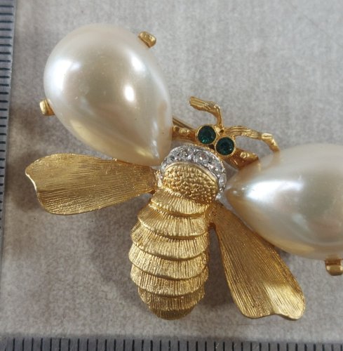 Ancienne broche, forme abeille, perle et strass, en métal doré