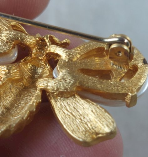 Ancienne broche, forme abeille, perle et strass, en métal doré