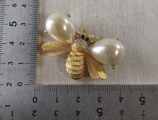 Ancienne broche, forme abeille, perle et strass, en métal doré