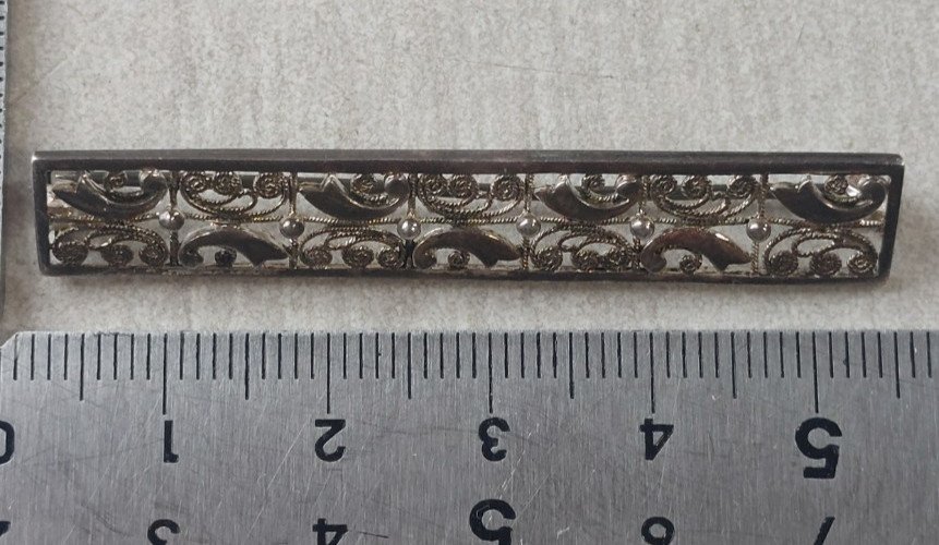Ancienne broche, forme barre, style Alice Caviness, en argent 800