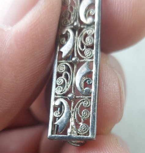 Ancienne broche, forme barre, style Alice Caviness, en argent 800