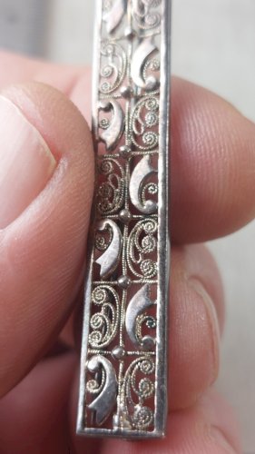 Ancienne broche, forme barre, style Alice Caviness, en argent 800