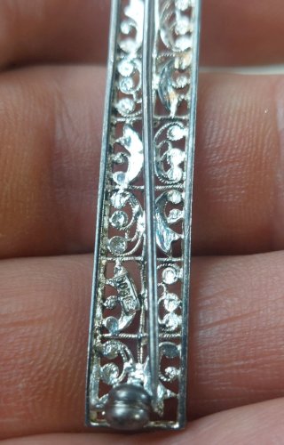 Ancienne broche, forme barre, style Alice Caviness, en argent 800