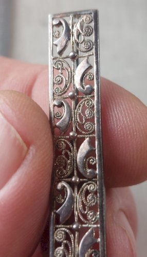 Ancienne broche, forme barre, style Alice Caviness, en argent 800