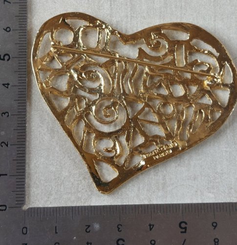 Ancienne broche forme coeur, en métal doré, Marie Claire Paris