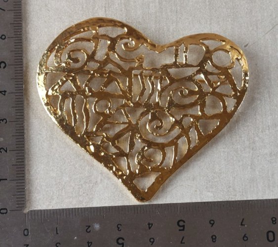 Ancienne broche forme coeur, en métal doré, Marie Claire Paris