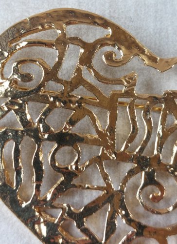 Ancienne broche forme coeur, en métal doré, Marie Claire Paris