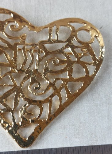 Ancienne broche forme coeur, en métal doré, Marie Claire Paris
