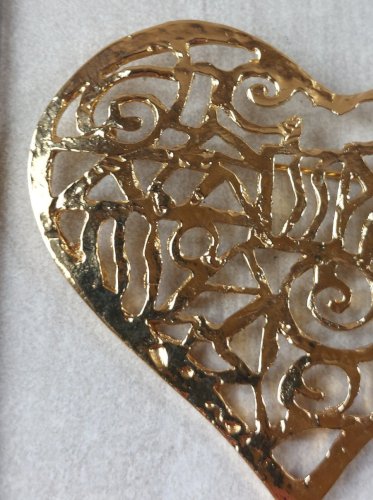 Ancienne broche forme coeur, en métal doré, Marie Claire Paris