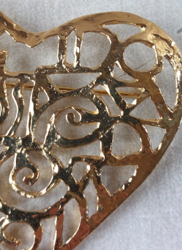 Ancienne broche forme coeur, en métal doré, Marie Claire Paris