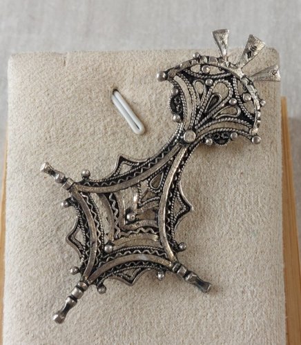 Ancienne broche, forme croix du sud / Agadez, en argent
