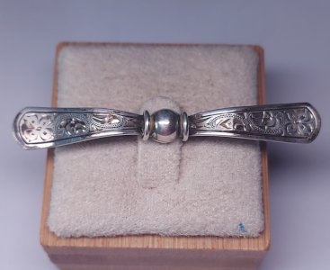 Vintage bow-shaped brooch, silver, Art Deco.