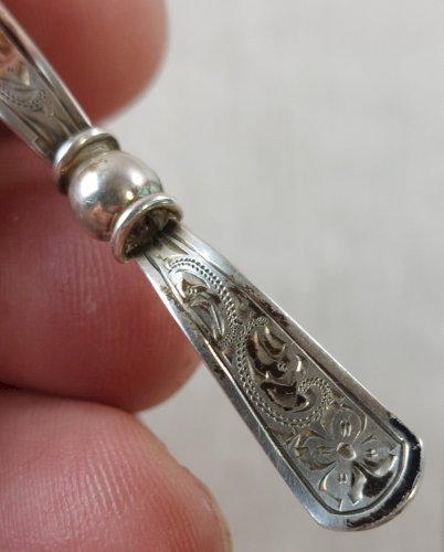 Ancienne broche, forme noeud, en argent, art deco