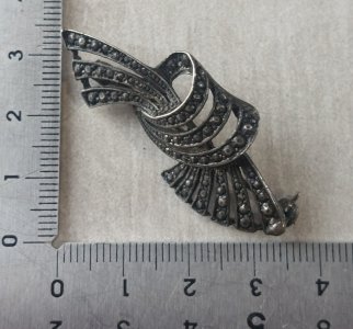 Antique bow-shaped brooch in silver