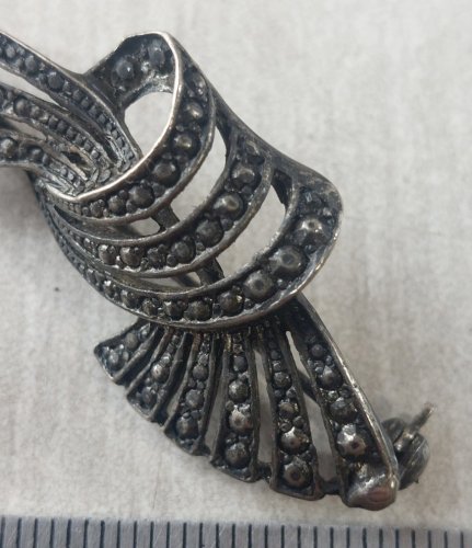 Ancienne broche, forme noeud, en argent