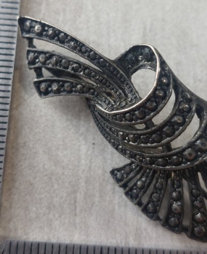 Ancienne broche, forme noeud, en argent