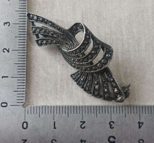 Ancienne broche, forme noeud, en argent