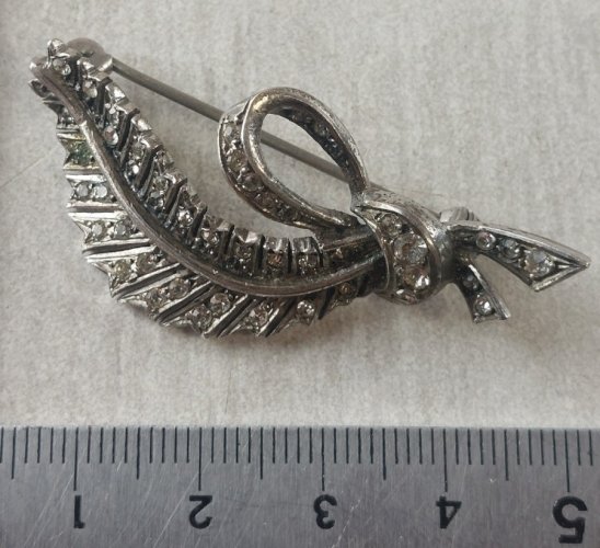 Ancienne broche, forme plume, en argent et strass
