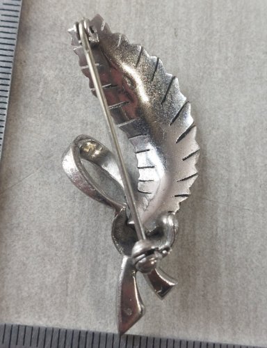 Ancienne broche, forme plume, en argent et strass