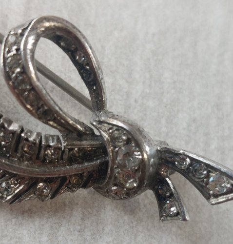 Ancienne broche, forme plume, en argent et strass