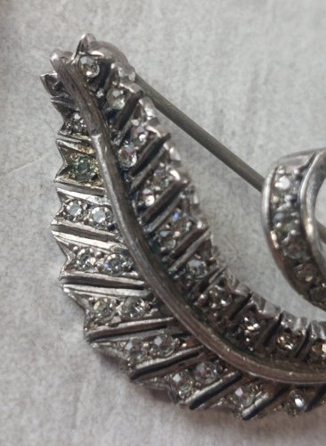 Ancienne broche, forme plume, en argent et strass