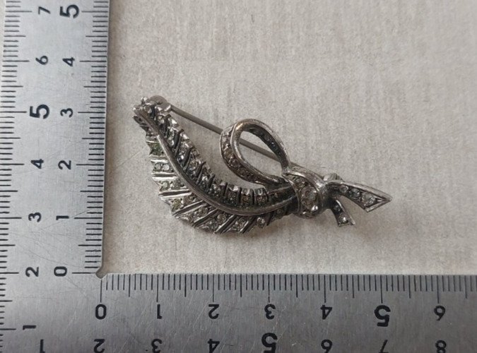 Ancienne broche, forme plume, en argent et strass