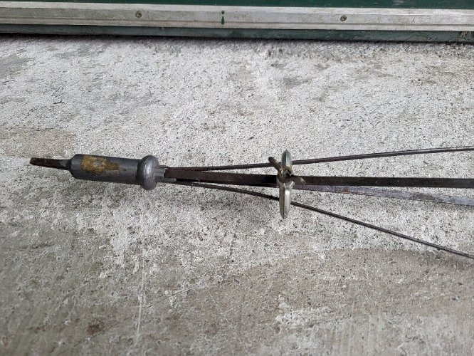 ANCIENNE BROCHE PARAPLUIE POUR TOURNE BROCHE N°4